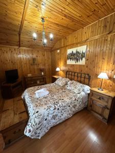 une chambre avec un lit et deux tables et une télévision dans l'établissement Apartamentos LA CASONA DE JARAIZ, à Jaraiz de la Vera 44 autres photos