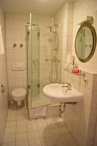 Hotel Garni Promenade tesisinde bir banyo