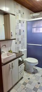 ein Badezimmer mit Toilette und Waschbecken in der Unterkunft Rancho Bela Vista - o seu recanto em Pelotas in Pelotas
