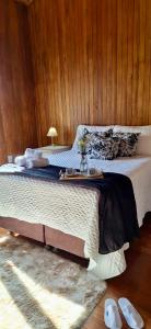 ein Schlafzimmer mit einem großen Bett und einem Tablett darauf in der Unterkunft Rancho Bela Vista - o seu recanto em Pelotas in Pelotas