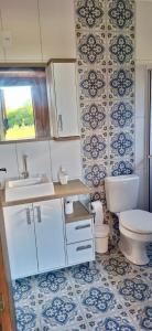 ein Badezimmer mit Toilette und Waschbecken in der Unterkunft Rancho Bela Vista - o seu recanto em Pelotas in Pelotas + 50 Fotos