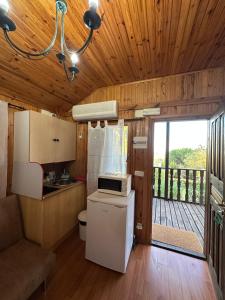 une cuisine avec un réfrigérateur et un micro-ondes dans l'établissement Apartamentos LA CASONA DE JARAIZ, à Jaraiz de la Vera