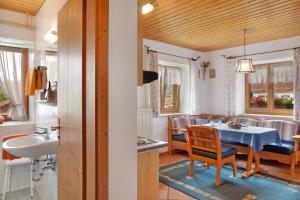 a dining room with a table and a sink at Ferienwohnung Alpspitze in Grainau