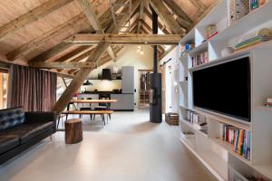 uma sala de estar com uma grande TV de tela plana em Ferienwohnung im Gehöft em Müllheim