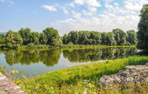 un río con árboles reflectantes en el agua en Lake Front Home In Arezzo Ar, en Antria 40 fotos más