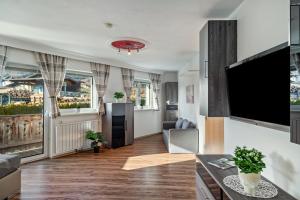 TV a/nebo společenská místnost v ubytování Ferienwohnung Oberladstätter