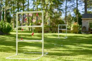 Deux jeux pour enfants dans une cour gazonnée dans l'établissement Klipsan Beach Cottages, à Ocean Park