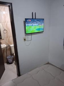 a flat screen tv on a wall in a room at Apart Centro CDE in Ciudad del Este