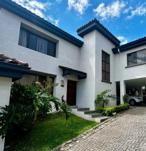 Το κτήριο όπου στεγάζεται  η παραθεριστική κατοικία