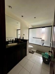 Ένα μπάνιο στο Escazu 3 BR Home Cozy Spacious Multiplaza y Cima