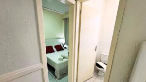 Kleines Zimmer mit einem Bett und einem WC in der Unterkunft Apartamento no Centro de Gramado, 700 m da Rua Coberta in Gramado + 52 Fotos