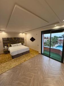 Ένα ή περισσότερα κρεβάτια σε δωμάτιο στο Villa Palmiers 4ch piscine ensoleillée 20mn Agadir