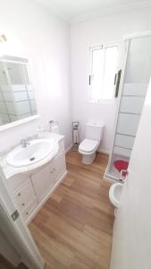 ein weißes Badezimmer mit Waschbecken und Toilette in der Unterkunft Apartamento San Juan in Casas-Ibáñez