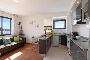 Kuchyň nebo kuchyňský kout v ubytování Ouramar Apartment + 17 fotografií