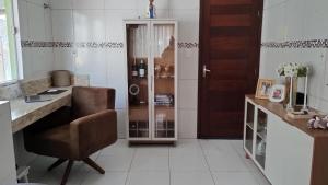 um quarto com uma secretária, uma cadeira e uma porta em Bem vindos ao paraíso de Genipabu! em Extremóz