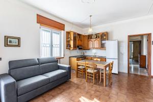 RoverbellaにあるVilla Del Soleのソファとキッチンのあるリビングルーム +14枚の写真