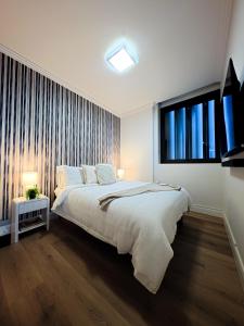 een slaapkamer met een groot bed en een raam bij Stadium Retreat in Sydney