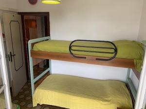 a room with two bunk beds in a room at Casa con giardino in Lido delle Nazioni