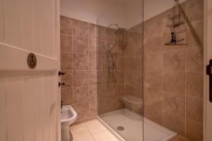 Koupelna v ubytování The Bar 2 live in + 13 fotografií