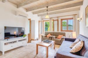 TV a/nebo společenská místnost v ubytování Sa Sini