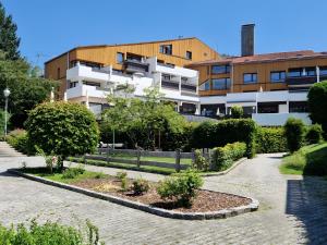 a garden in front of a apartment building at Ferienappartment Marianne in Schliersee