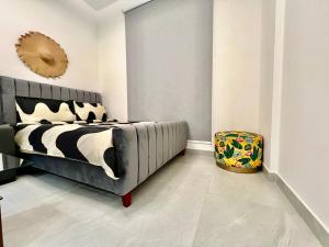 Karama pretty unit near metro في دبي: غرفة نوم مع سرير أسود وبيض ومقعد