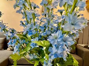 Karama pretty unit near metro في دبي: باقة ورد زرقاء وبيضاء في مزهرية