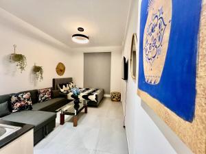 Karama pretty unit near metro في دبي: غرفة معيشة بها أريكة وطاولة +3 صور