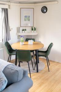 a dining room table and chairs in a room at Chalet Koolmees in Anloo