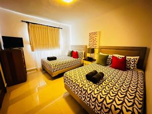 um quarto com duas camas e uma televisão em Beach Front Luxury apartment Punta Cana L-101 em Punta Cana mais 53 fotografias