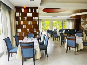 uma sala de jantar com mesas e cadeiras em um restaurante em Beach Front Luxury apartment Punta Cana L-101 em Punta Cana