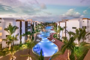 uma vista aérea de um canal entre edifícios em Beach Front Luxury apartment Punta Cana L-101 em Punta Cana
