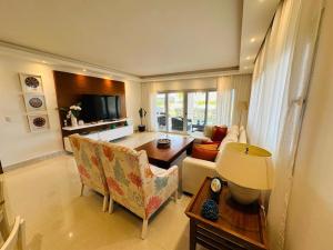 uma sala de estar com um sofá e uma mesa em Beach Front Luxury apartment Punta Cana L-101 em Punta Cana
