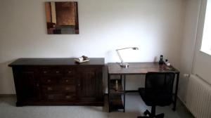 a desk with a lamp and a chair in a room at Fewo Deister Bikertraum in Wennigser Mark