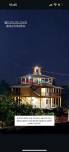 een gebouw met 's nachts verlichting erop bij Casa da Duna Moitas-Icaraizinho de Amontada Ceará in Praia de Moitas