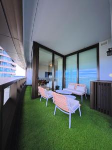 een kamer met stoelen en tafels in een gebouw bij Stadium Retreat in Sydney +7 foto's