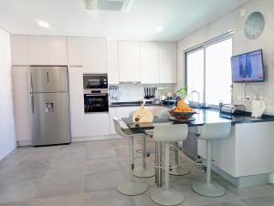 Kuchyň nebo kuchyňský kout v ubytování Villa Luz 37 - Jacuzzi Terrace & Swimming Pool + 90 fotografií