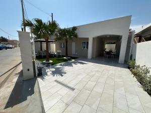 a building with a courtyard with palm trees at Villetta Kennedy in Ispica