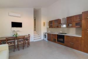 ブドーニにあるCasa Isabella Eleonoraのキッチン(木製キャビネット、テーブル付)、ダイニングルームが備わります。 +17枚の写真