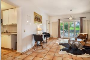 a kitchen and living room with a table and chairs at Schnyder Ranch in Ravensburg