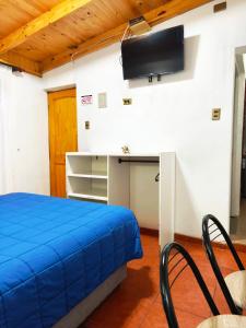 Télévision ou salle de divertissement dans l'établissement Hostal Julia 67 autres photos