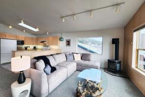a living room with a couch and a kitchen at Oceanfront Views! Hot Tub! Starlit Shores in Yachats
