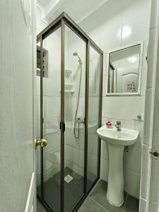 a bathroom with a glass shower and a sink at Hostal Julia in El Quisco +72 photos