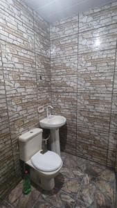 un bagno con un water e un lavandino di House 1 room Gamá COP30 a Belém
