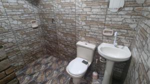 bagno in pietra con servizi igienici e lavandino di House 1 room Gamá COP30 a Belém
