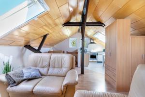 a living room with a couch and a vaulted ceiling at Alte Schmiede in Kuden
