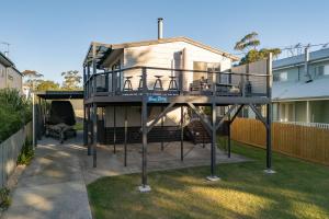 een huis met een terras met een huis bij Seahaven Views in Ventnor