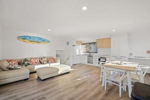 een woonkamer met een bank en een tafel bij Seahaven Views in Ventnor