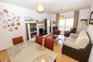 Una cocina y una sala de estar con mesa y sillas. en Apartment Mountain View, en Torrox