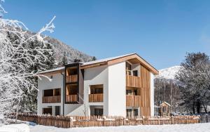 a house in the snow with a fence at Lichtung Woldererhof Auszeit in Racines